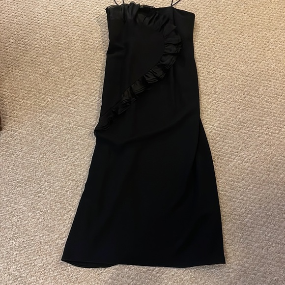 Black gown - Picture 3 of 4